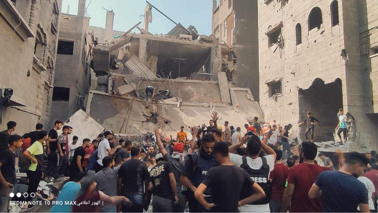 10 شهداء وعدد كبير من الجرحى إثر قصف طائرات الاحتلال منزل لعائلة أبو دلال في سوق النصيرات وسط القطاع
